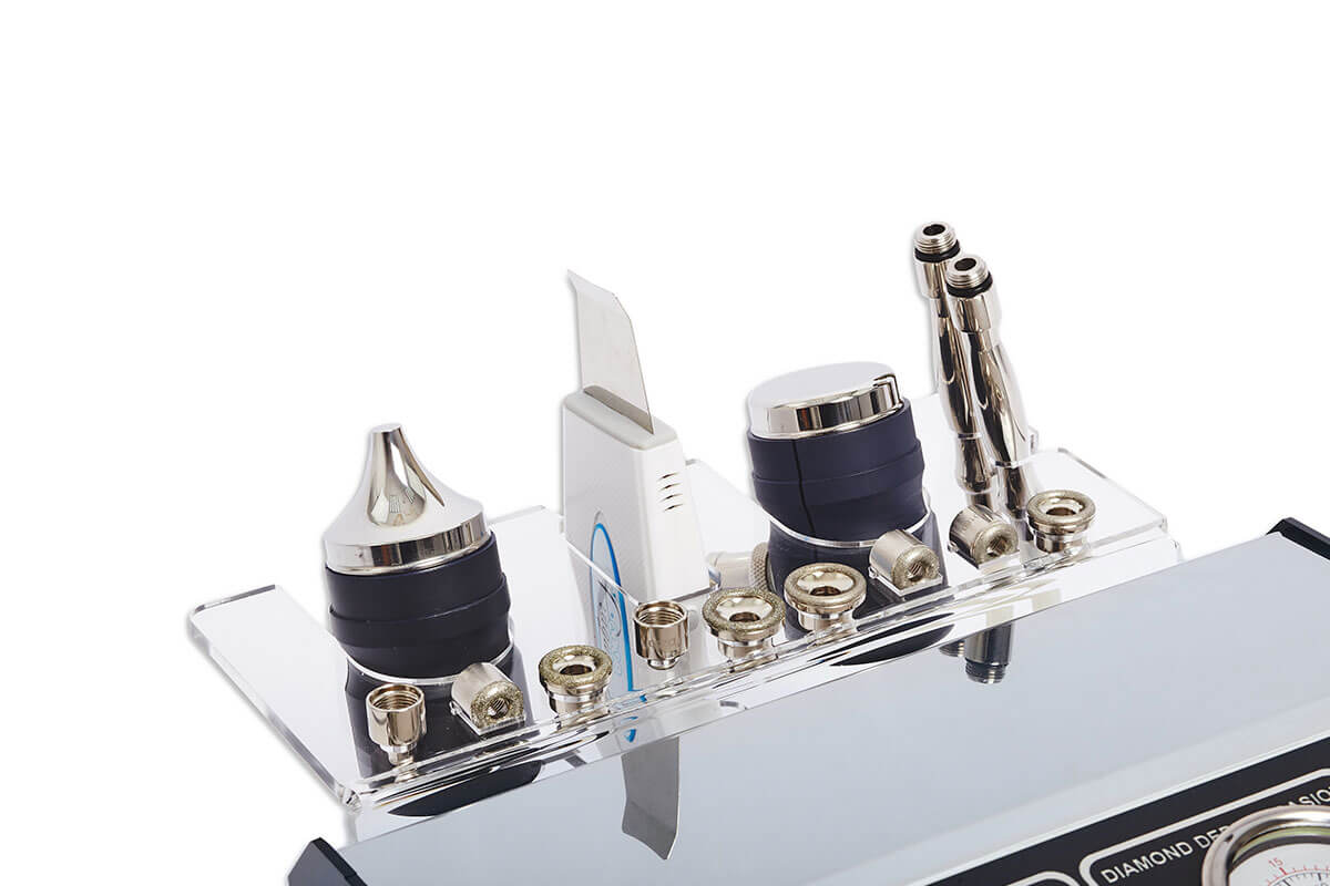 Алмазная дермабразия является одним из самых эффективных и безопасных методов пилинга лица